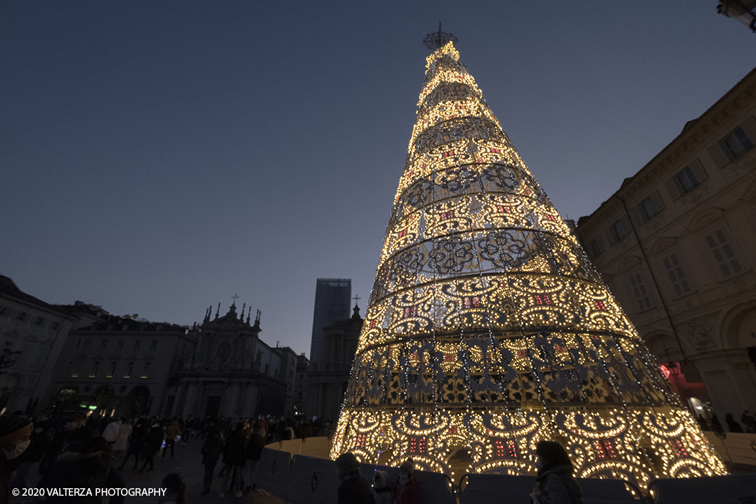 _DSF9768.jpg - 13/12/2020. Torino. Torino si prepara al Natale. Nella foto l'albero di natale di Piazza San Carlo