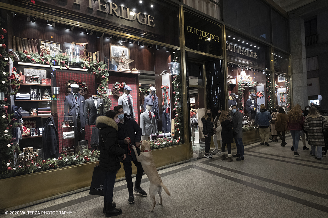 _DSF9787.jpg - 13/12/2020. Torino. Torino si prepara al Natale. Nella foto vetrina di via Roma