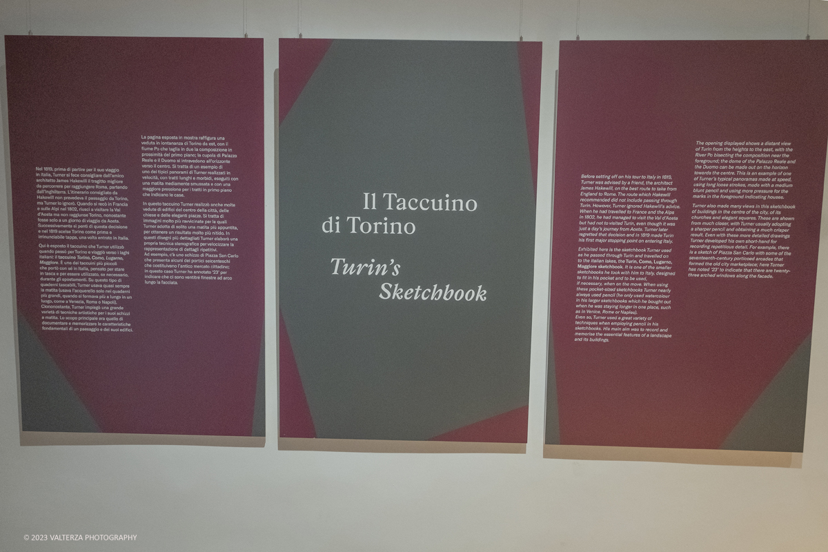 _DSF7202.jpg - 12/10/2023. Venaria Reale. La Reggia di Venaria prosegue anche la collaborazione con la Tate UK celebrando il grande pittore romantico inglese: Joseph Mallord William Turner (1775-1851). La mostra, curata dalla storica dellâ€™arte inglese Anne Lyles, presenta dal 13 ottobre 2023 al 28 gennaio 2024 la selezione di una quarantina di opere provenienti dal celebre museo londinese. Nella foto tabellone esplicativo del "Taccuino di Torino" di Turner