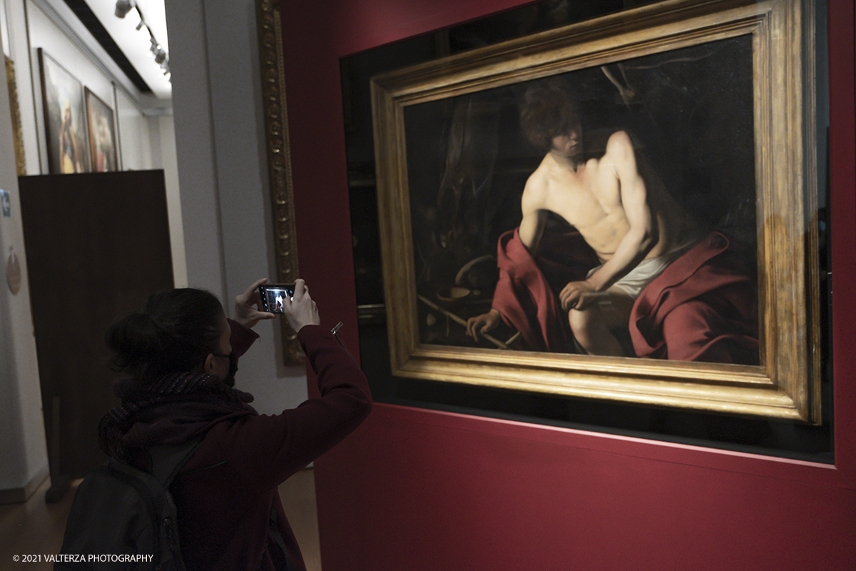 _DSF1517.jpg - 25-01-2021. Torino.  I visitatori dei Musei Reali di Torino potranno godere fino al 30 maggio di un emblematico capolavoro di Caravaggio. Dipinto tra il 1604 e il 1606 esso Ã© il San Giovanni Battista di Palazzo Corsini. Nella foto visita all'opera del Caravaggio