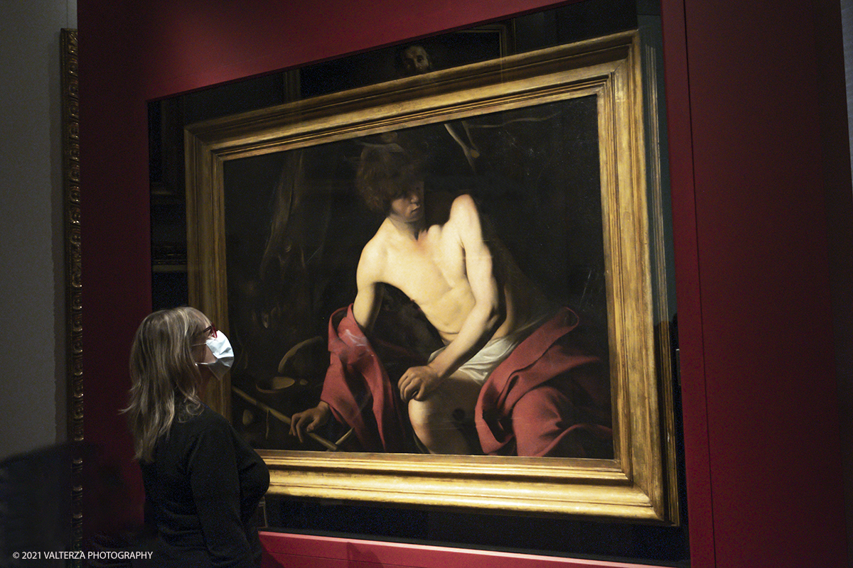 _DSF9127.jpg - 25-01-2021. Torino.  I visitatori dei Musei Reali di Torino potranno godere fino al 30 maggio di un emblematico capolavoro di Caravaggio. Dipinto tra il 1604 e il 1606 esso Ã© il San Giovanni Battista di Palazzo Corsini. Nella foto in visita all' opera di Michelangelo Merisi detto il Caravaggio; San Giovanni Battista 1604 -1606