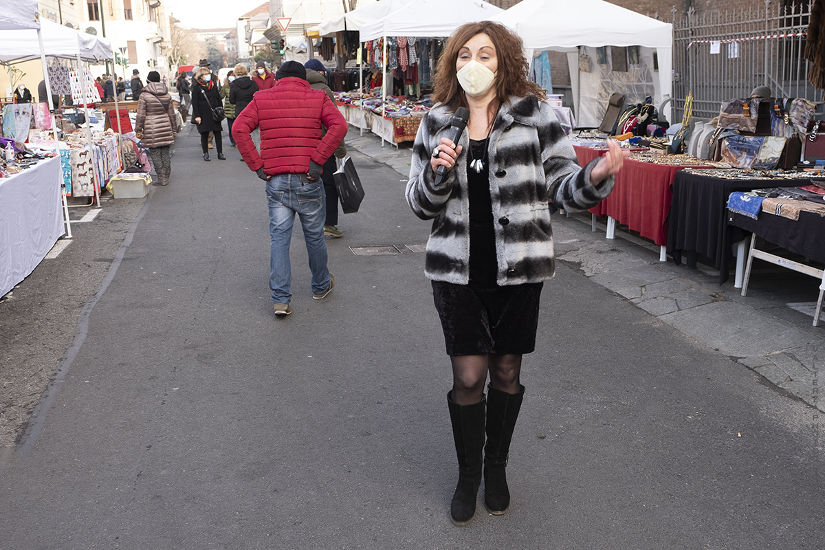 _DSF0060.jpg - 10/01/2021. Torino mercato dell Crocetta. Nella foto la  conduttrice e giornalista di PrimAntenna tv al lavoro per la realizzazione di un servizio sul mercato