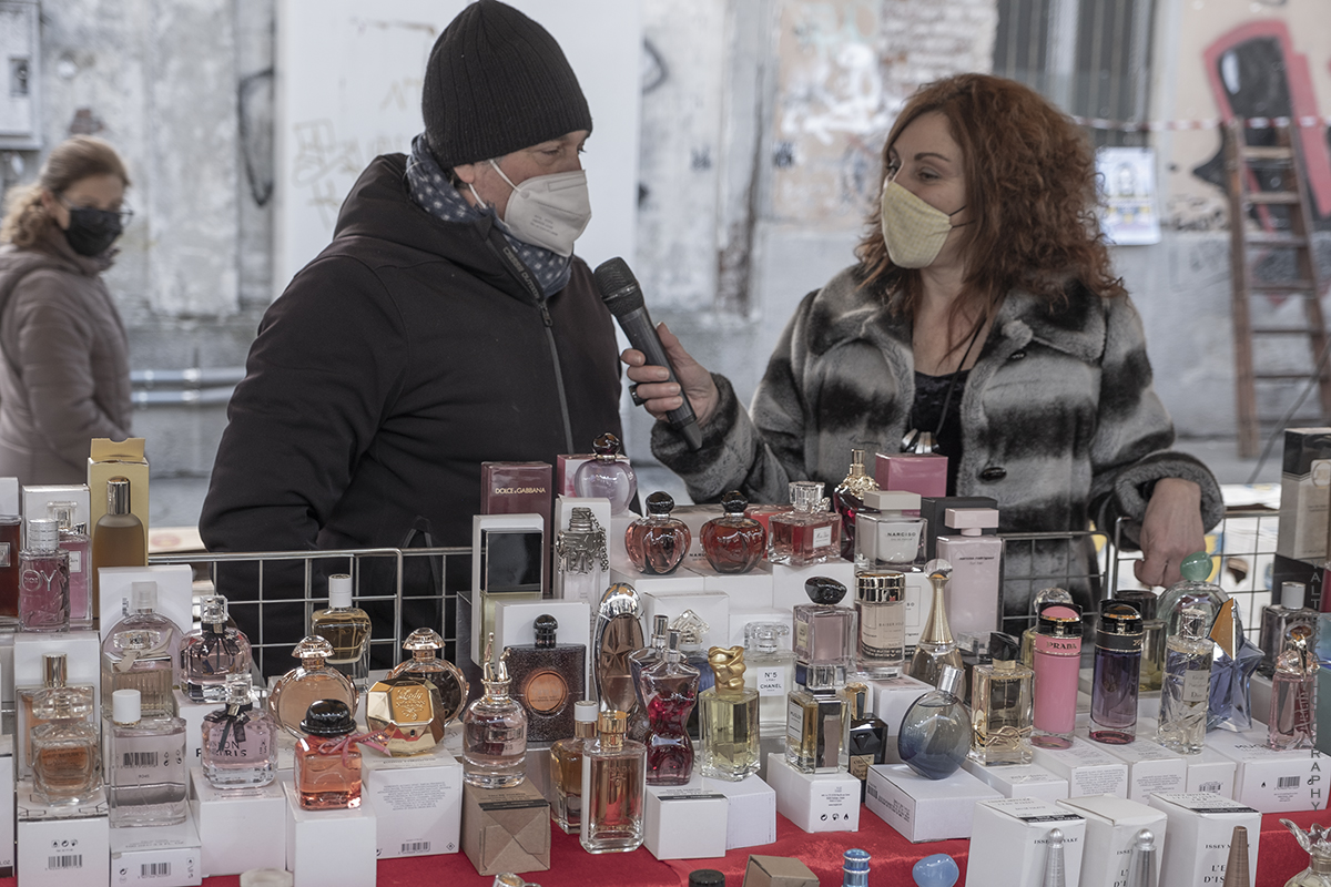 _DSF0163.jpg - 10/01/2021. Torino mercato dell Crocetta. Nella foto  la  conduttrice e giornalista di PrimAntenna tv Elia Tarantino al lavoro con il titolare del banco  Piero Profumi per la realizzazione di un servizio sul mercato