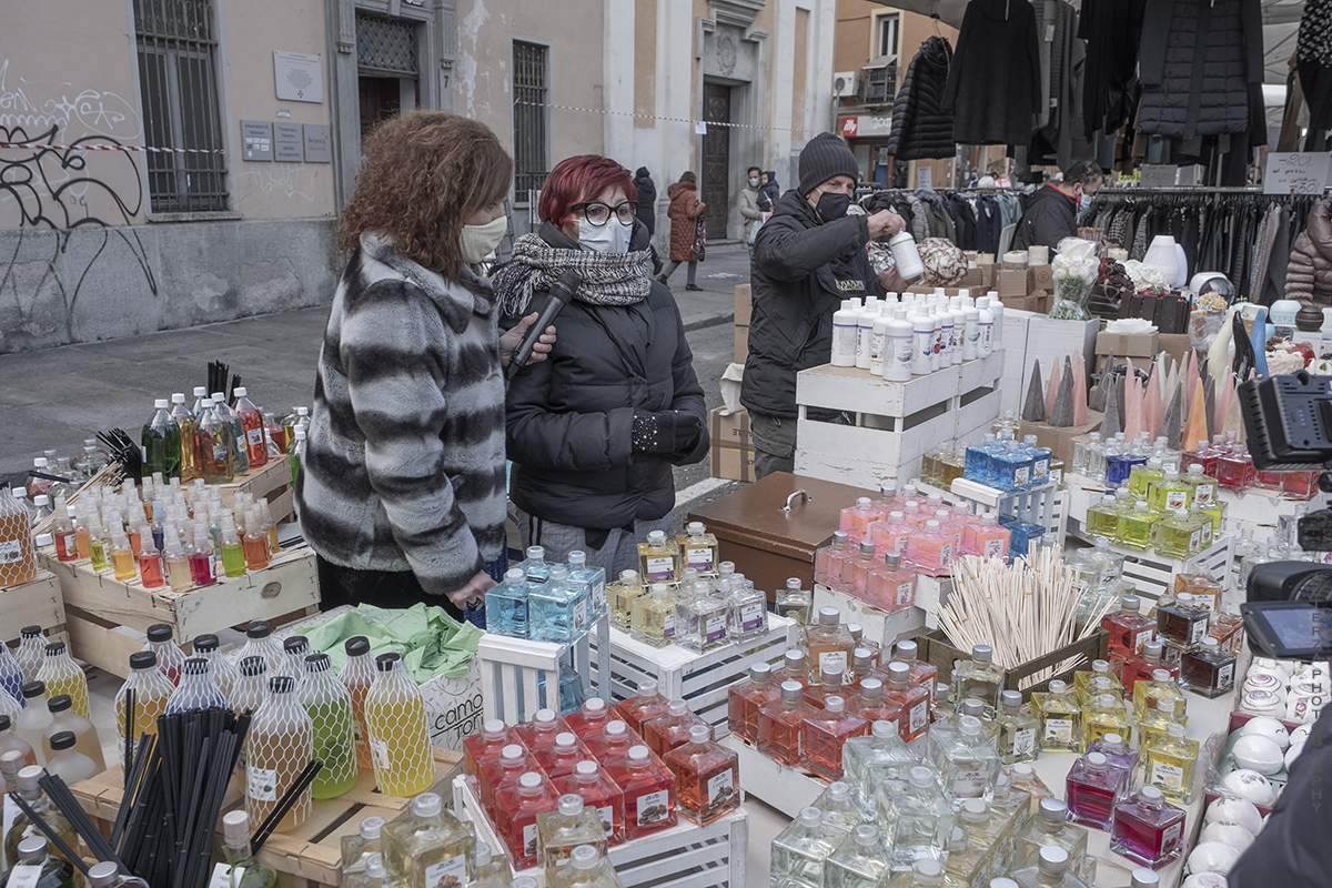 _DSF0235.jpg - 10/01/2021. Torino mercato dell Crocetta. Nella foto  la  conduttrice e giornalista di PrimAntenna tv Elia Tarantino al lavoro con la titolare di un banco di prodotti per la casa per la realizzazione di un servizio sul mercato