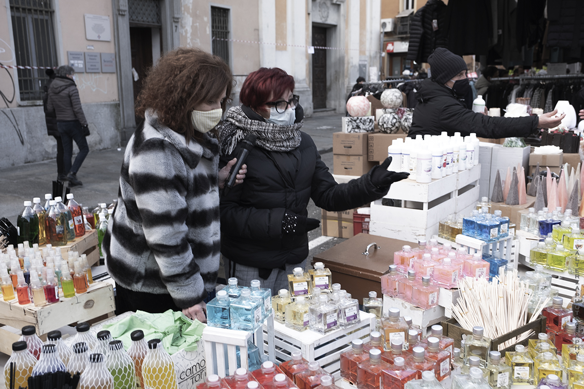 _DSF0238.jpg - 10/01/2021. Torino mercato dell Crocetta. Nella foto  la  conduttrice e giornalista di PrimAntenna tv Elia Tarantino al lavoro con la titolare di un banco di prodotti per la casa per la realizzazione di un servizio sul mercato