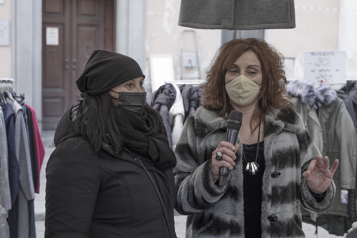 _DSF0263.jpg - 10/01/2021. Torino mercato dell Crocetta. Nella foto  la  conduttrice e giornalista di PrimAntenna tv Elia Tarantino al lavoro con la titolare di un banco per la realizzazione di un servizio sul mercato