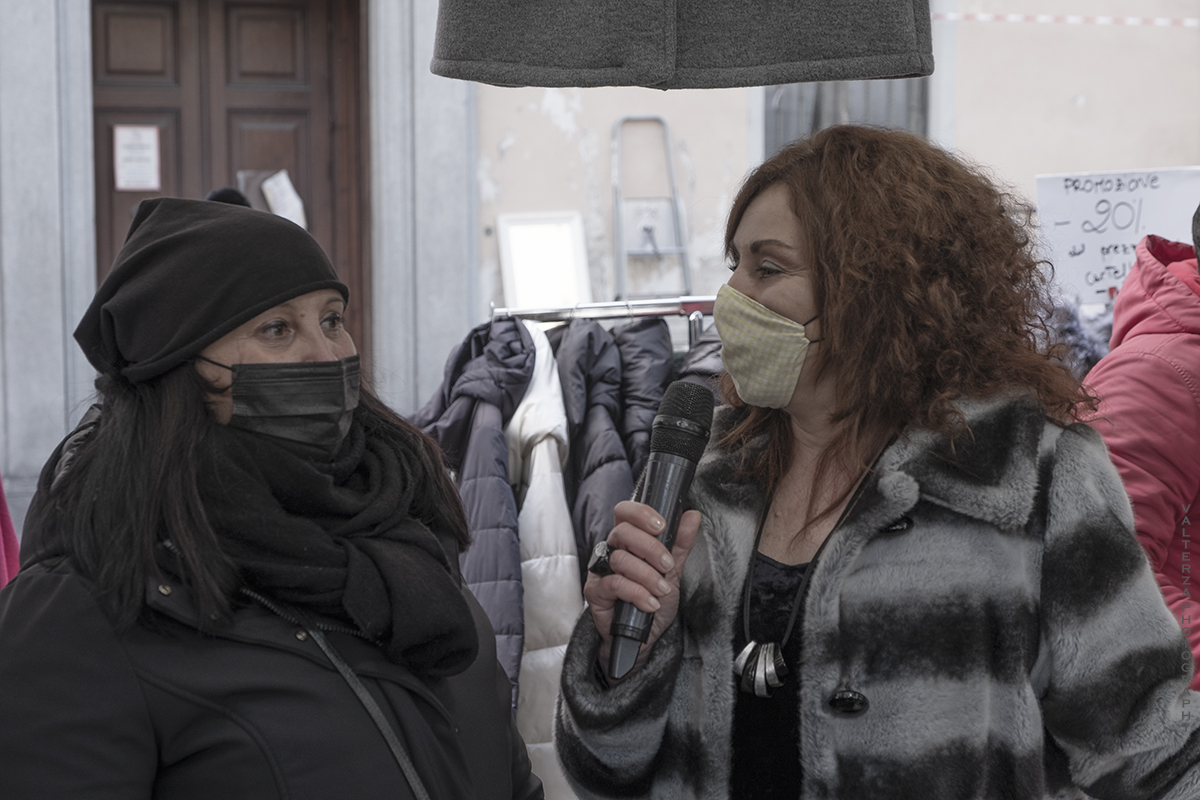 _DSF0271.jpg - 10/01/2021. Torino mercato dell Crocetta. Nella foto  la  conduttrice e giornalista di PrimAntenna tv Elia Tarantino al lavoro con la titolare di un banco per la realizzazione di un servizio sul mercato