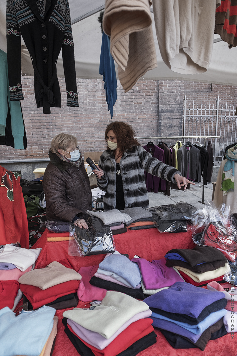 _DSF0360.jpg - 10/01/2021. Torino mercato dell Crocetta. Nella foto  la  conduttrice e giornalista di PrimAntenna tv Elia Tarantino al lavoro con la titolare di un banco per la realizzazione di un servizio sul mercato