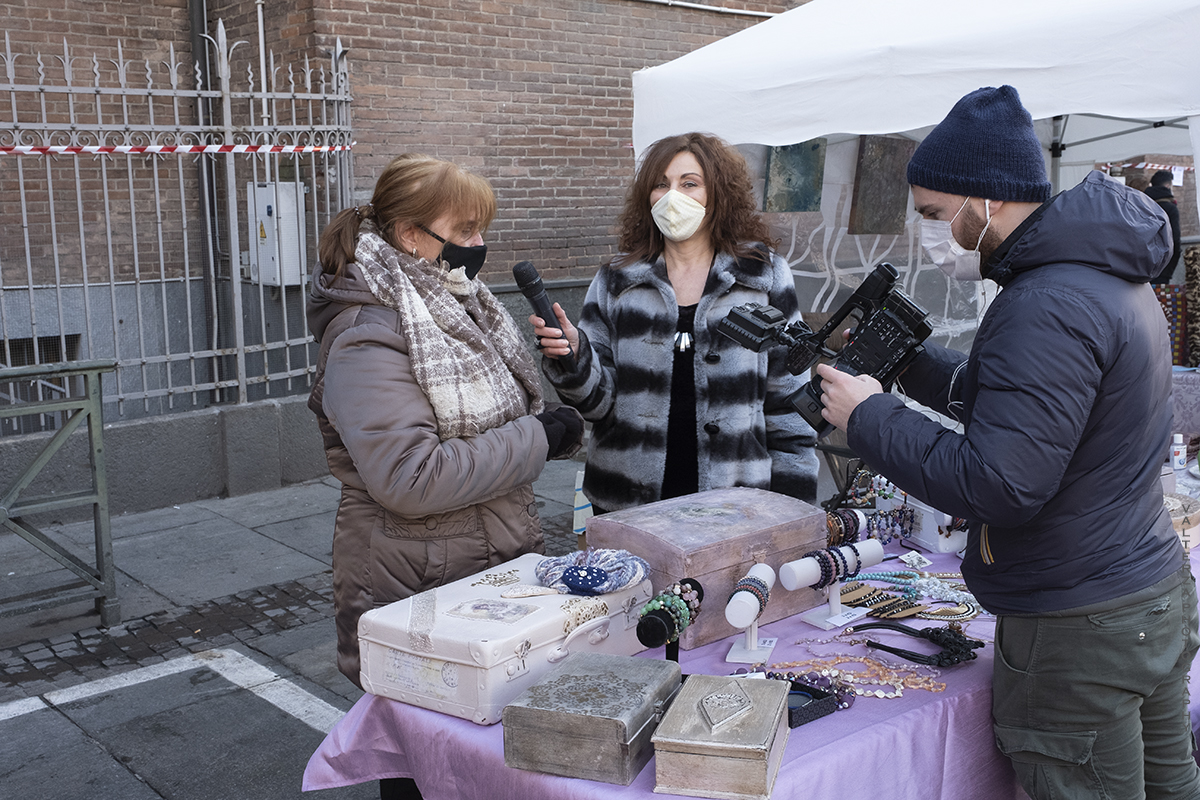 _DSF9892.jpg - 10/01/2021. Torino mercato dell Crocetta. Nella foto la conduttrice e giornalista di PrimAntenna tv Elia Tarantino al lavoro per la realizzazione di un servizio sul mercato con l'operatore Giorgio