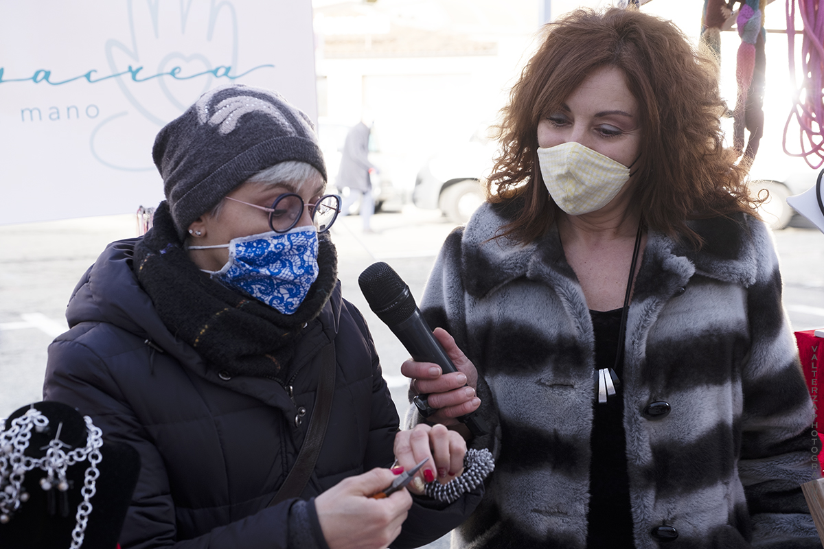 _DSF9996.jpg - 10/01/2021. Torino mercato dell Crocetta. Nella foto la  conduttrice e giornalista di PrimAntenna tv Elia Tarantino al lavoro con la titolare del banco "pensacrea" per la realizzazione di un servizio sul mercato