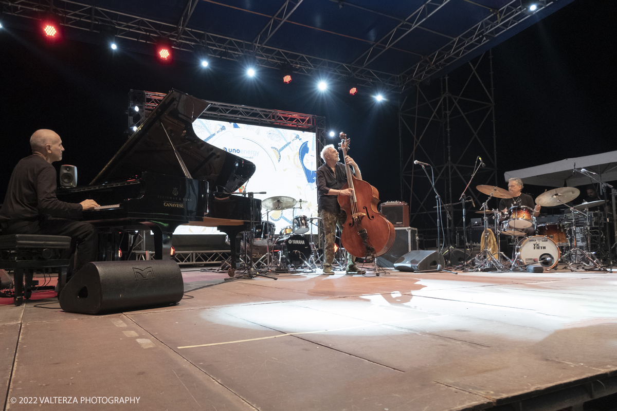 DSCF1221-2.jpg - 13/08/2022. Sanremo. Amicizia, amore per la musica e per la regina della canzone italiana: Mina con la quale hanno inciso numerosi album. I protagonisti sono Danilo Rea (pianoforte), Massimo Moriconi (contrabbasso) e Alfredo Golino (batteria). Nella foto Danilo Rea (pianoforte), Massimo Moriconi (contrabbasso) e Alfredo Golino (batteria)