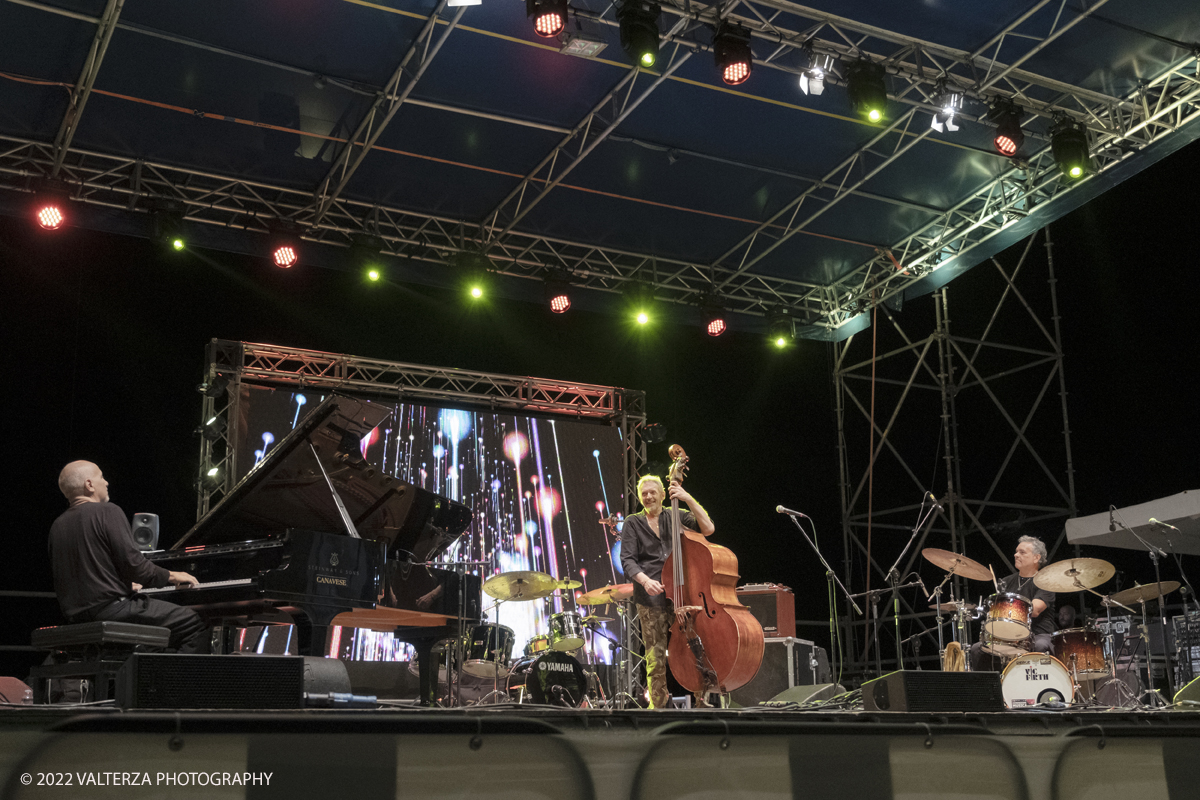 DSCF1247.jpg - 13/08/2022. Sanremo. Amicizia, amore per la musica e per la regina della canzone italiana: Mina con la quale hanno inciso numerosi album. I protagonisti sono Danilo Rea (pianoforte), Massimo Moriconi (contrabbasso) e Alfredo Golino (batteria). Nella foto Danilo Rea (pianoforte), Massimo Moriconi (contrabbasso) e Alfredo Golino (batteria)