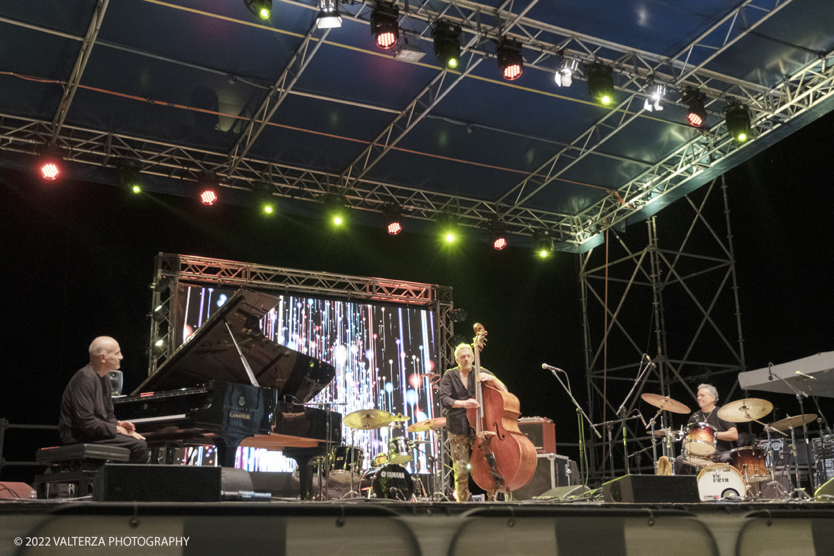 DSCF1255.jpg - 13/08/2022. Sanremo. Amicizia, amore per la musica e per la regina della canzone italiana: Mina con la quale hanno inciso numerosi album. I protagonisti sono Danilo Rea (pianoforte), Massimo Moriconi (contrabbasso) e Alfredo Golino (batteria). Nella foto Danilo Rea (pianoforte), Massimo Moriconi (contrabbasso) e Alfredo Golino (batteria)