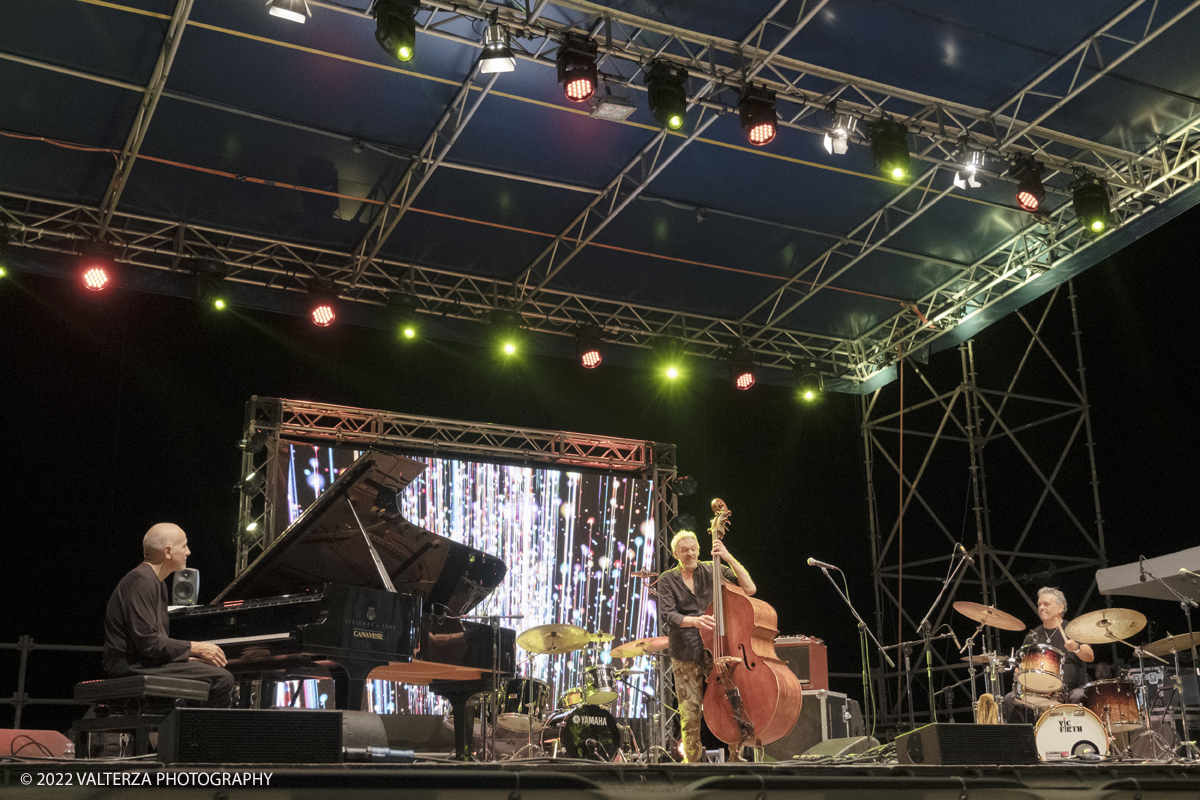 DSCF1263.jpg - 13/08/2022. Sanremo. Amicizia, amore per la musica e per la regina della canzone italiana: Mina con la quale hanno inciso numerosi album. I protagonisti sono Danilo Rea (pianoforte), Massimo Moriconi (contrabbasso) e Alfredo Golino (batteria). Nella foto Danilo Rea (pianoforte), Massimo Moriconi (contrabbasso) e Alfredo Golino (batteria)