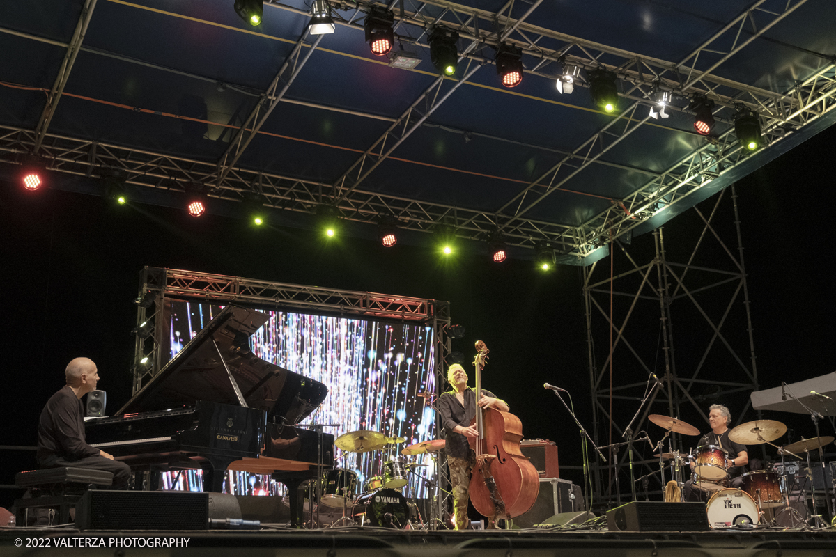 DSCF1266.jpg - 13/08/2022. Sanremo. Amicizia, amore per la musica e per la regina della canzone italiana: Mina con la quale hanno inciso numerosi album. I protagonisti sono Danilo Rea (pianoforte), Massimo Moriconi (contrabbasso) e Alfredo Golino (batteria). Nella foto Danilo Rea (pianoforte), Massimo Moriconi (contrabbasso) e Alfredo Golino (batteria)