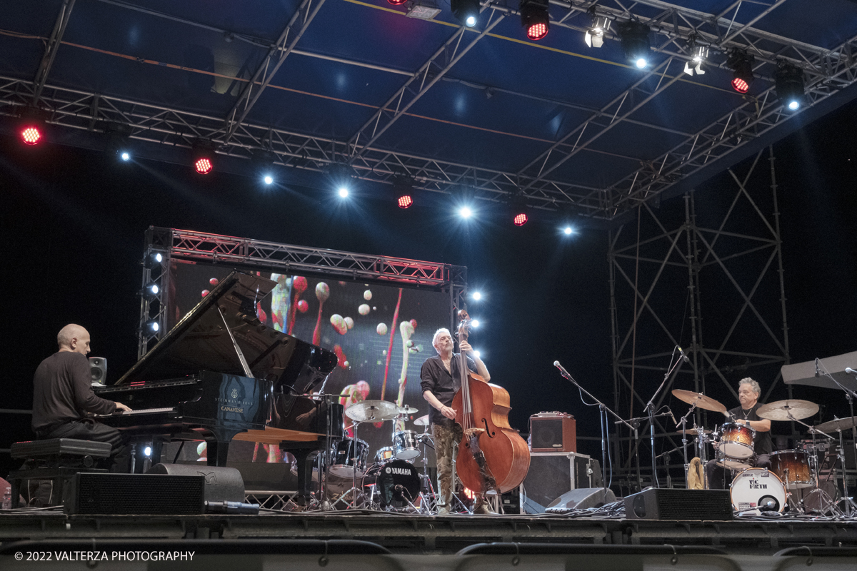 DSCF1273.jpg - 13/08/2022. Sanremo. Amicizia, amore per la musica e per la regina della canzone italiana: Mina con la quale hanno inciso numerosi album. I protagonisti sono Danilo Rea (pianoforte), Massimo Moriconi (contrabbasso) e Alfredo Golino (batteria). Nella foto Danilo Rea (pianoforte), Massimo Moriconi (contrabbasso) e Alfredo Golino (batteria)