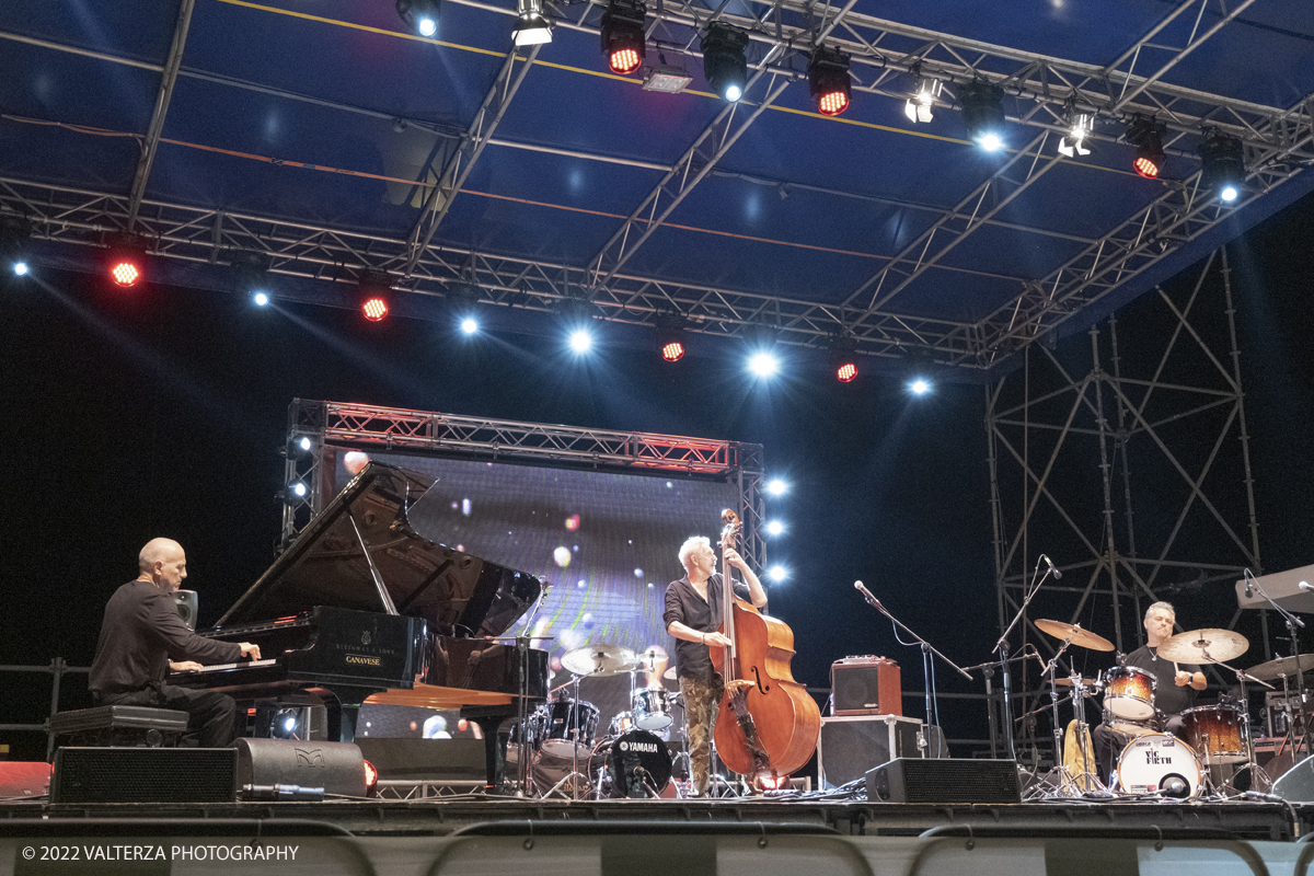 DSCF1292.jpg - 13/08/2022. Sanremo. Amicizia, amore per la musica e per la regina della canzone italiana: Mina con la quale hanno inciso numerosi album. I protagonisti sono Danilo Rea (pianoforte), Massimo Moriconi (contrabbasso) e Alfredo Golino (batteria). Nella foto Danilo Rea (pianoforte), Massimo Moriconi (contrabbasso) e Alfredo Golino (batteria)