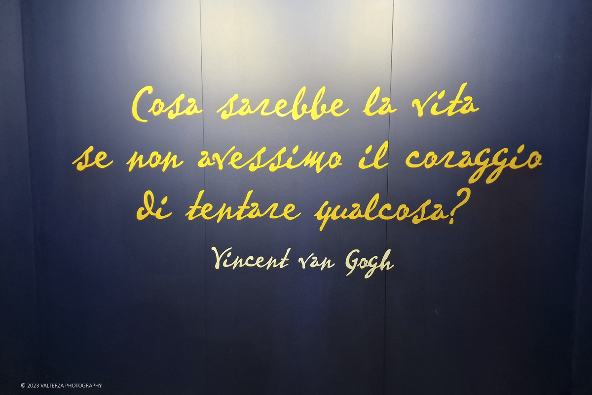 20230317_195154.jpg - 17/03/2023. Torino. Arriva a Torino VanGogh experience,  la mostra multimediale che abbraccia il visitatore in una nuova esperienza multisensoriale. Nella foto la parte iniziale della mostra