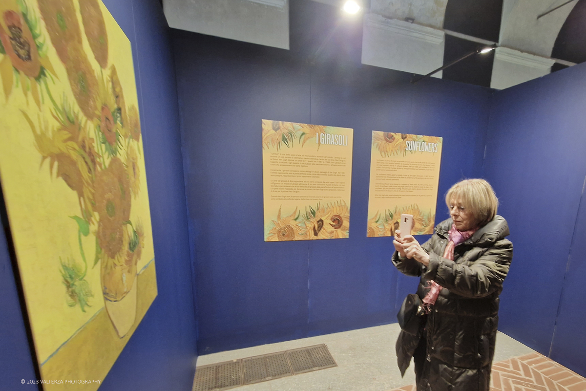 20230317_195506.jpg - 17/03/2023. Torino. Arriva a Torino VanGogh experience,  la mostra multimediale che abbraccia il visitatore in una nuova esperienza multisensoriale. Nella foto in visita alla mostra