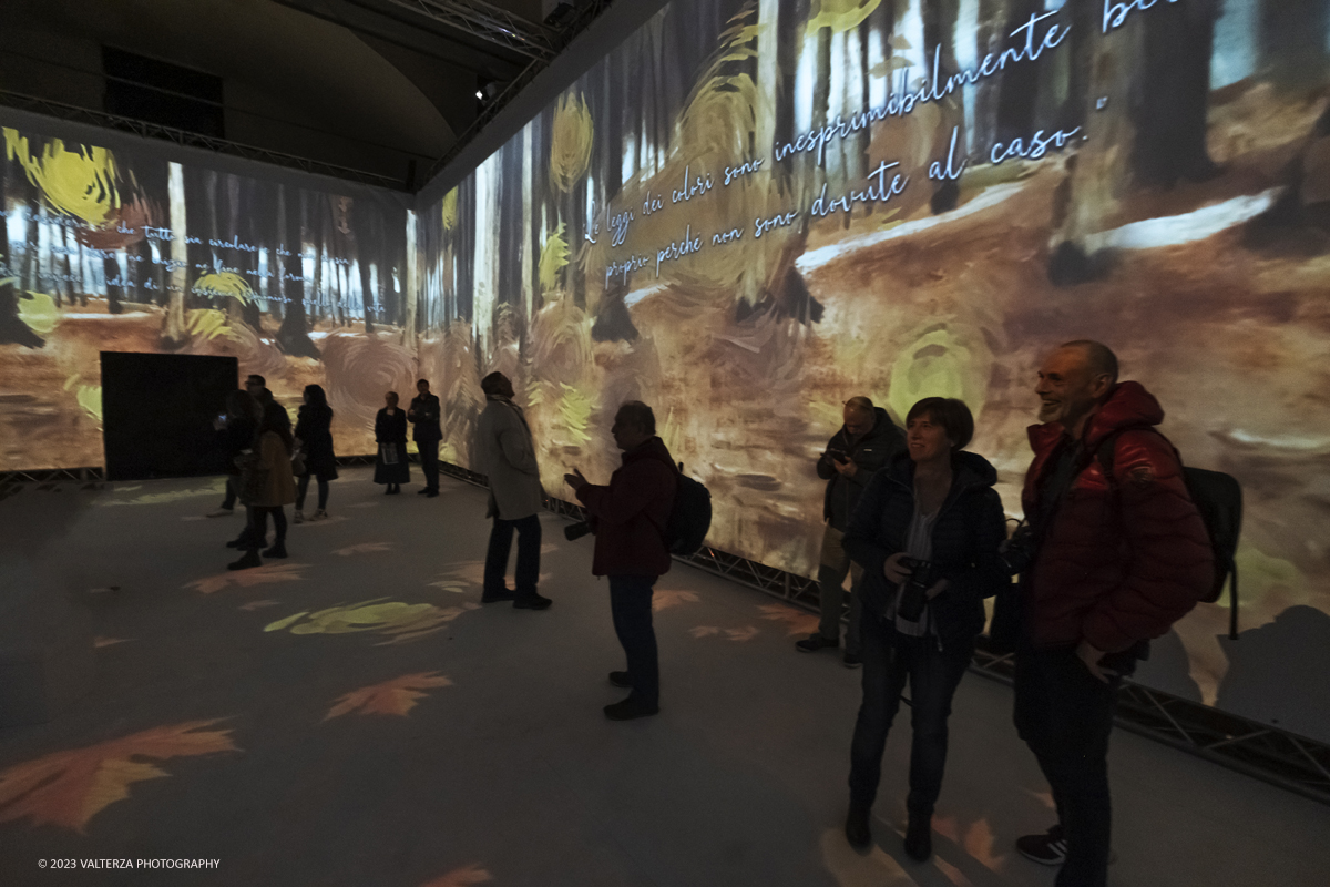 _DSF5727.jpg - 17/03/2023. Torino. Arriva a Torino VanGogh experience,  la mostra multimediale che abbraccia il visitatore in una nuova esperienza multisensoriale. Nella foto l'area del videomapping