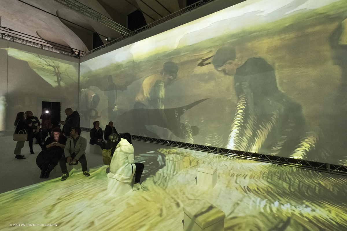 _DSF5800.jpg - 17/03/2023. Torino. Arriva a Torino VanGogh experience,  la mostra multimediale che abbraccia il visitatore in una nuova esperienza multisensoriale. Nella foto l'area del videomapping