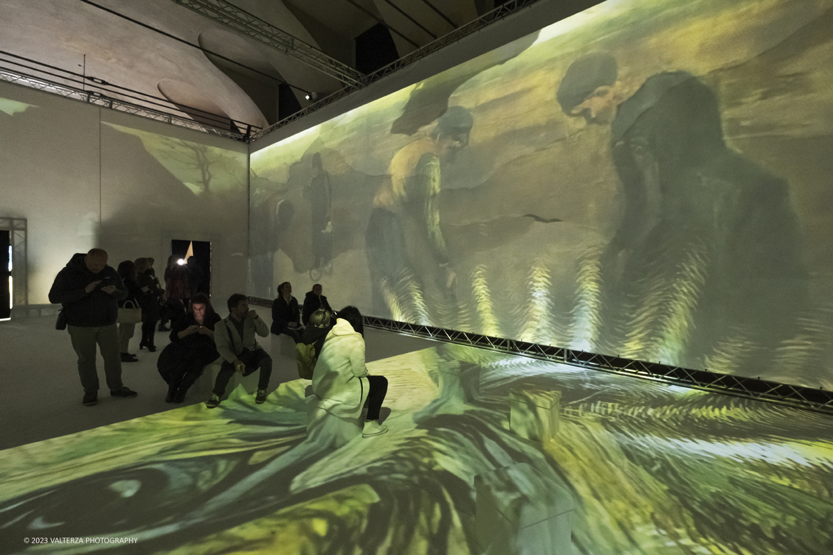 _DSF5809.jpg - 17/03/2023. Torino. Arriva a Torino VanGogh experience,  la mostra multimediale che abbraccia il visitatore in una nuova esperienza multisensoriale. Nella foto l'area del videomapping