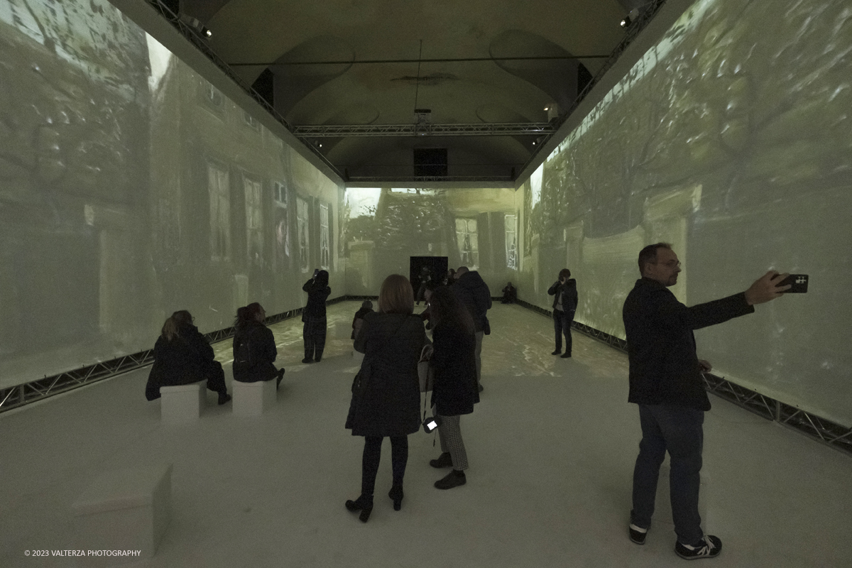 _DSF5855.jpg - 17/03/2023. Torino. Arriva a Torino VanGogh experience,  la mostra multimediale che abbraccia il visitatore in una nuova esperienza multisensoriale. Nella foto l'area del videomapping