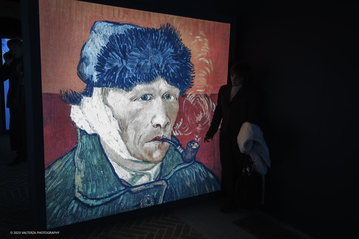 _DSF5887.jpg - 17/03/2023. Torino. Arriva a Torino VanGogh experience,  la mostra multimediale che abbraccia il visitatore in una nuova esperienza multisensoriale. Nella foto in visita alla mostra