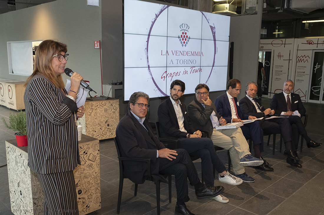 _DSF1171.jpg - 15-06-2019. Torino. Nove giorni di degustazioni, masterclass, incontri, visite guidate per apprezzare il Piemonte in un bicchiere: la cultura del vino, un paesaggio meraviglioso, le dimore piÃ¹ prestigiose, il valore del lavoro, lâ€™accoglienza e la convivialitÃ . Nella foto un momento della conferenza stampa moderata da Paola Casagrande Direttore della Promozione Cultura Turismo e Sport della Regione Piemonte