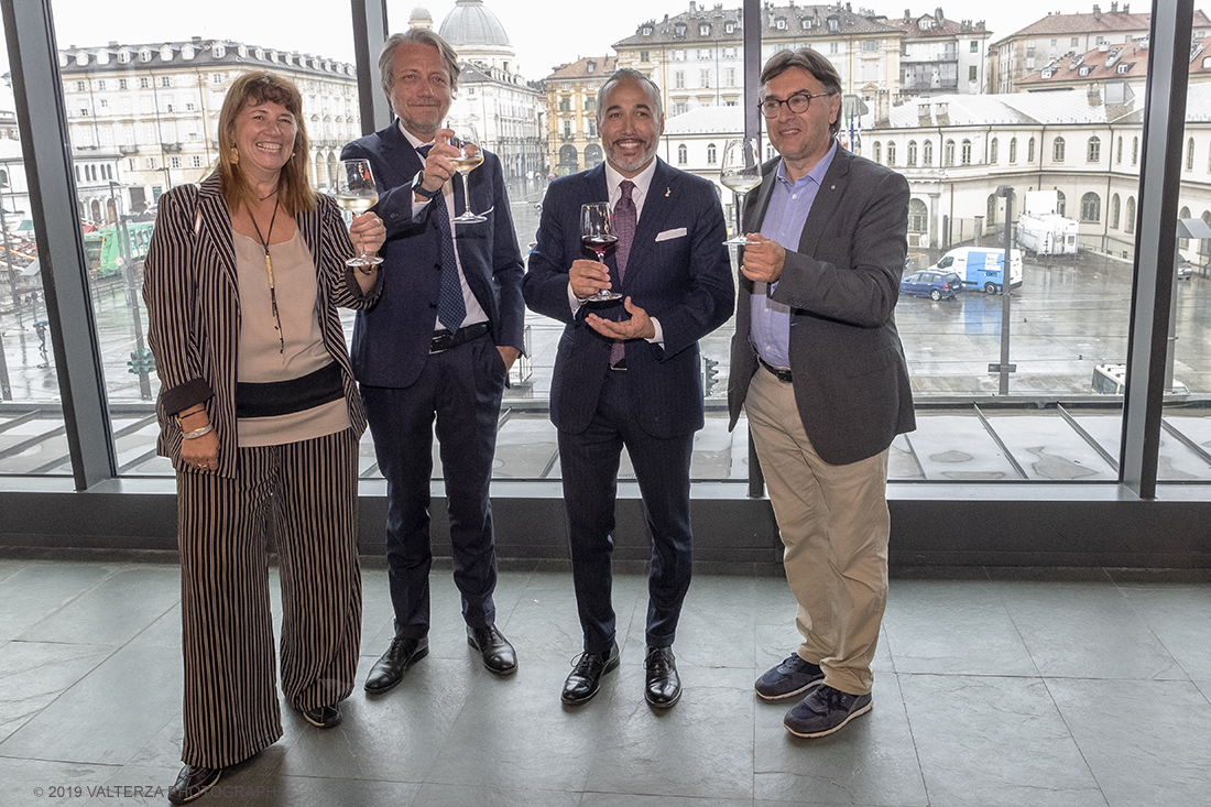 _DSF1217.jpg - 15-06-2019. Torino. Nove giorni di degustazioni, masterclass, incontri, visite guidate per apprezzare il Piemonte in un bicchiere: la cultura del vino, un paesaggio meraviglioso, le dimore piÃ¹ prestigiose, il valore del lavoro, lâ€™accoglienza e la convivialitÃ . Nella foto un momento del Brindisi Finale con da sx Paola Casagrande, Alberto Sacco, fabio Carosso e Robertyo Cerrato.