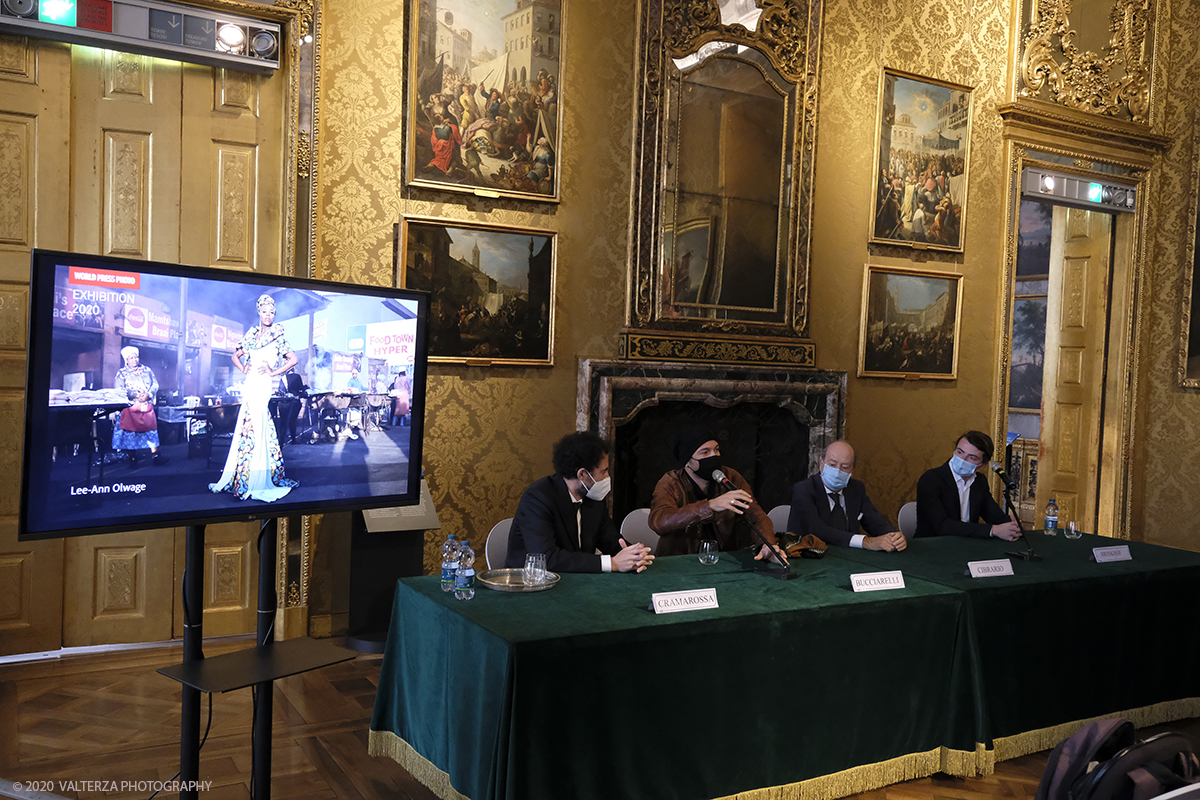 _DSF5748.jpg - 09/10/2020.Torino. Il World Press Photo a Palazzo Madama. Nella foto un momento della cerimonia di inaugurazione con Vito Cramarossa Presidente dell'associazione CIME, Fabio Bucciarelli fotografo torinese vincitore del secondo premio Storie, Maurizio Cibrario Presidente fondazione Musei Torino, Jerzy Brinkhof exhibitions manager and curator.