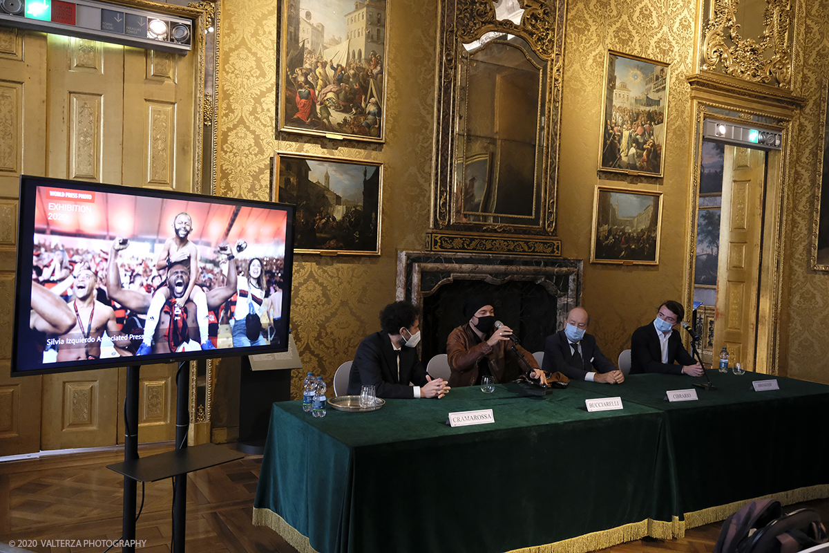 _DSF5749.jpg - 09/10/2020.Torino. Il World Press Photo a Palazzo Madama. Nella foto un momento della cerimonia di inaugurazione con Vito Cramarossa Presidente dell'associazione CIME, Fabio Bucciarelli fotografo torinese vincitore del secondo premio Storie, Maurizio Cibrario Presidente fondazione Musei Torino, Jerzy Brinkhof exhibitions manager and curator.