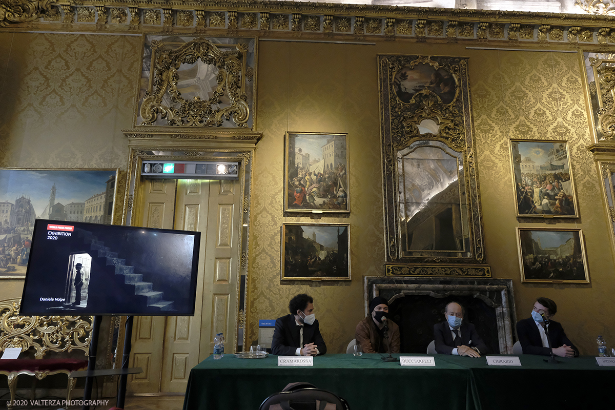 _DSF5761.jpg - 09/10/2020.Torino. Il World Press Photo a Palazzo Madama. Nella foto un momento della cerimonia di inaugurazione con Vito Cramarossa Presidente dell'associazione CIME, Fabio Bucciarelli fotografo torinese vincitore del secondo premio Storie, Maurizio Cibrario Presidente fondazione Musei Torino, Jerzy Brinkhof exhibitions manager and curator.