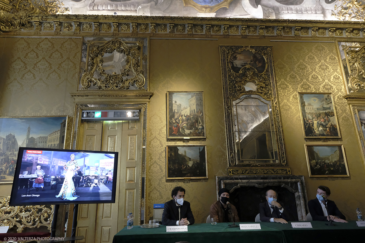 _DSF5767.jpg - 09/10/2020.Torino. Il World Press Photo a Palazzo Madama. Nella foto un momento della cerimonia di inaugurazione con Vito Cramarossa Presidente dell'associazione CIME, Fabio Bucciarelli fotografo torinese vincitore del secondo premio Storie, Maurizio Cibrario Presidente fondazione Musei Torino, Jerzy Brinkhof exhibitions manager and curator.