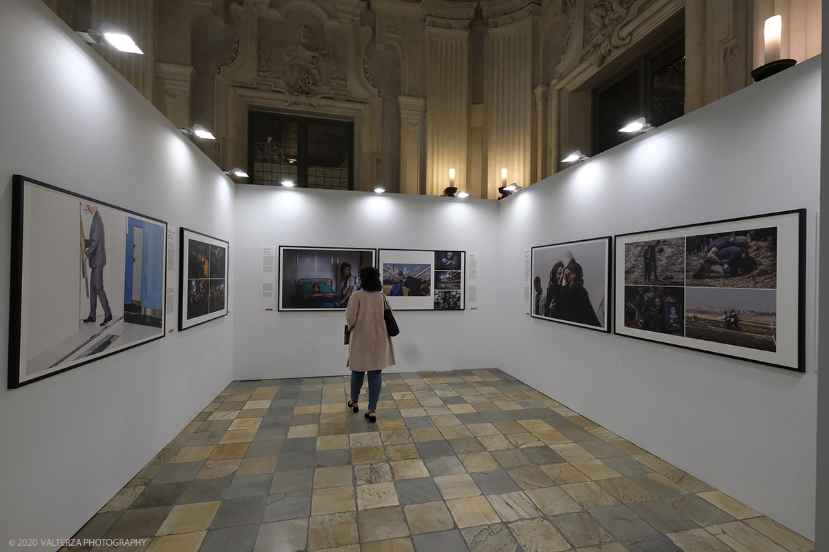 _DSF7533.jpg - 09/10/2020.Torino. Il World Press Photo a Palazzo Madama. Nella foto in visita alla mostra