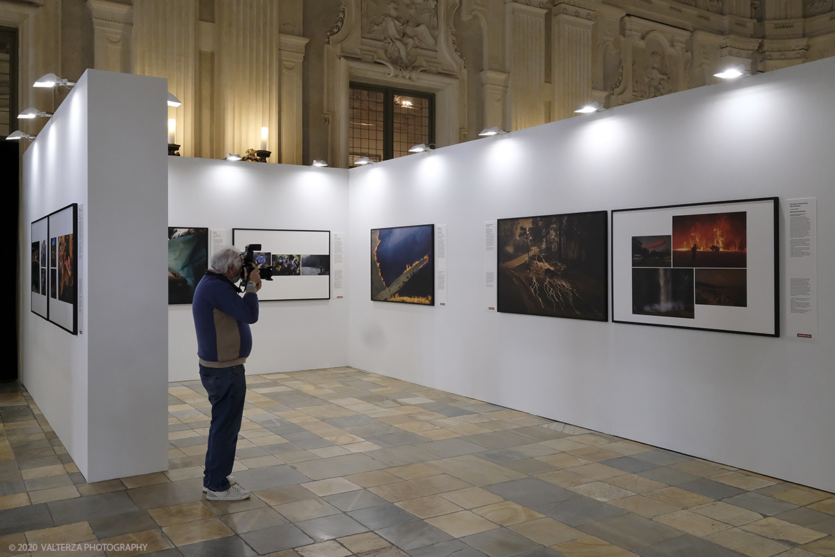 _DSF7588.jpg - 09/10/2020.Torino. Il World Press Photo a Palazzo Madama. Nella foto media al lavoro