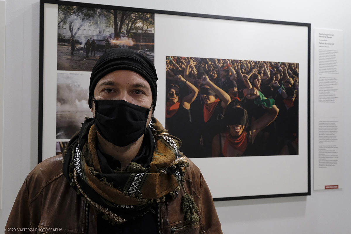 _DSF7655.jpg - 09/10/2020.Torino. Il World Press Photo a Palazzo Madama. Nella foto il fotografo torinese Fabio Bucciarelli vincitore del secondo premio storie in posa davanti alle sue opere.