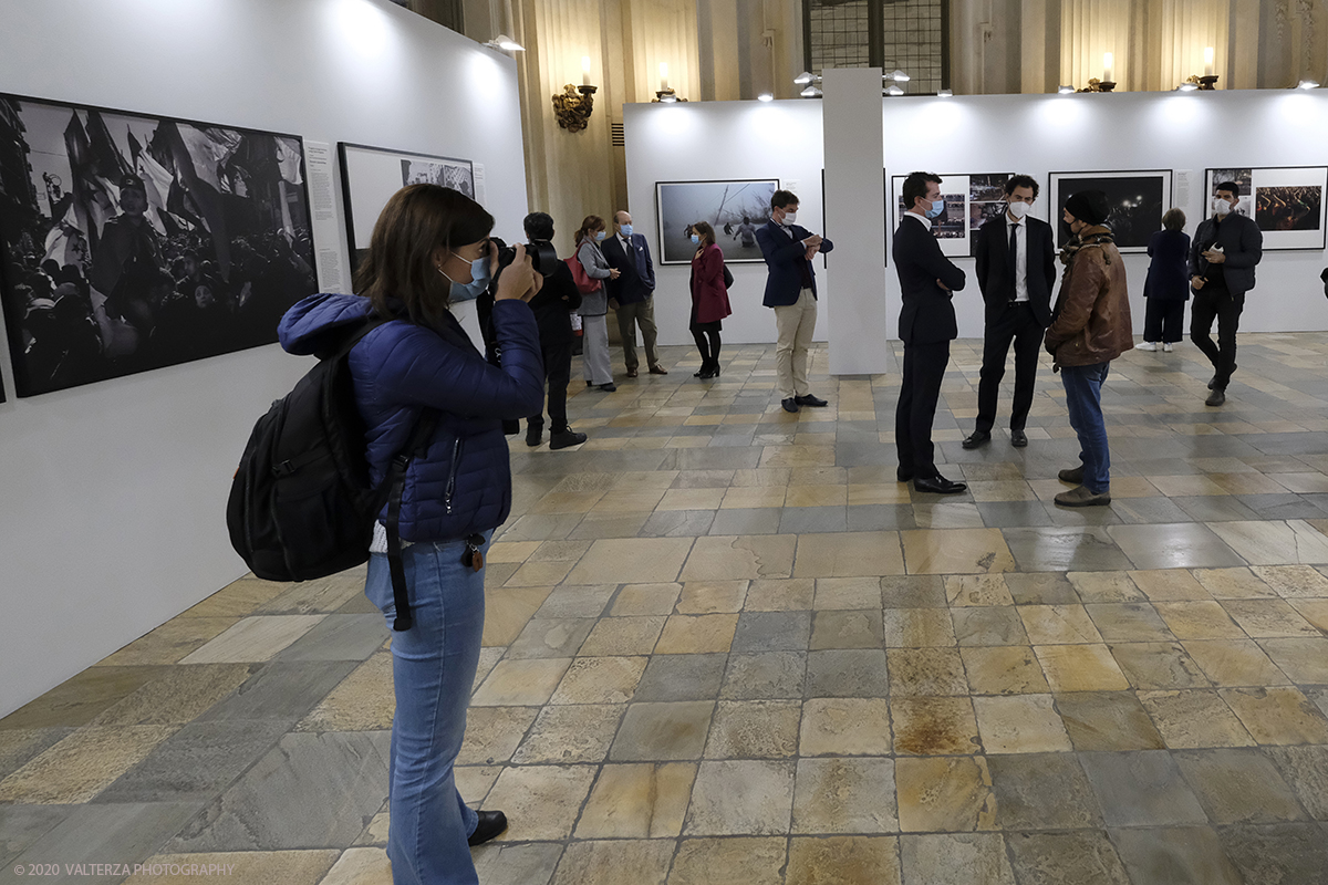 _DSF7695.jpg - 09/10/2020.Torino. Il World Press Photo a Palazzo Madama. Nella foto media al lavoro