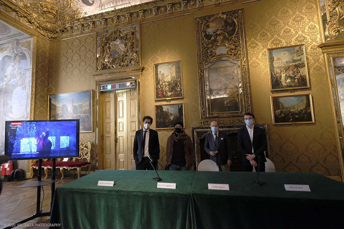 _DSF7730.jpg - 09/10/2020.Torino. Il World Press Photo a Palazzo Madama. Nella foto un momento della cerimonia di inaugurazione con Vito Cramarossa Presidente dell'associazione CIME, Fabio Bucciarelli fotografo torinese vincitore del secondo premio Storie, Maurizio Cibrario Presidente fondazione Musei Torino, Jerzy Brinkhof exhibitions manager and curator.