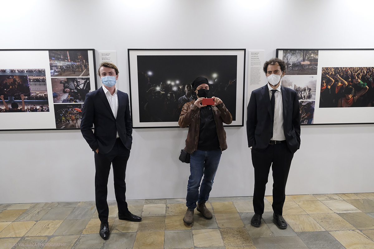 _DSF7778.jpg - 09/10/2020.Torino. Il World Press Photo a Palazzo Madama. Nella foto  Cramarossa Presidente dell'associazione CIME, Fabio Bucciarelli fotografo torinese vincitore del secondo premio Storie,  Jerzy Brinkhof exhibitions manager and curator.