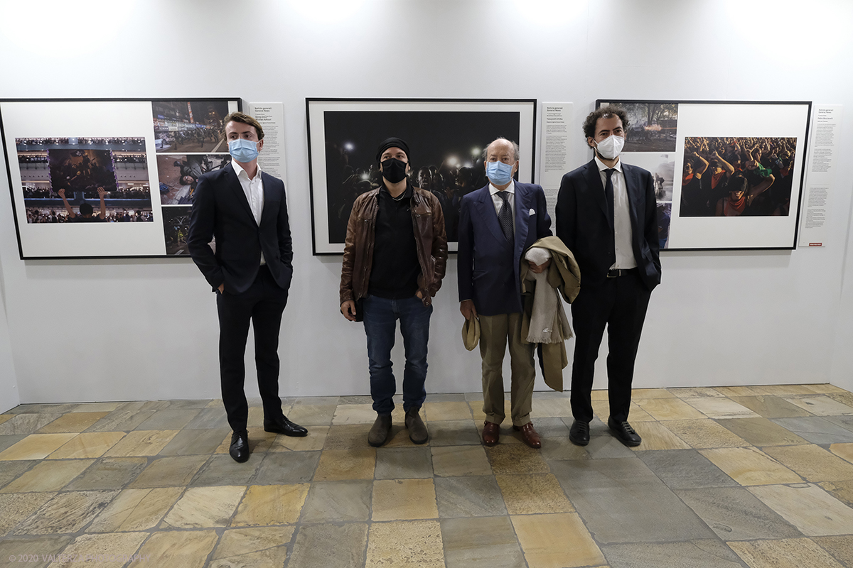 _DSF7800.jpg - 09/10/2020.Torino. Il World Press Photo a Palazzo Madama. Nella foto Vito Cramarossa Presidente dell'associazione CIME, Fabio Bucciarelli fotografo torinese vincitore del secondo premio Storie, Maurizio Cibrario Presidente fondazione Musei Torino, Jerzy Brinkhof exhibitions manager and curator.