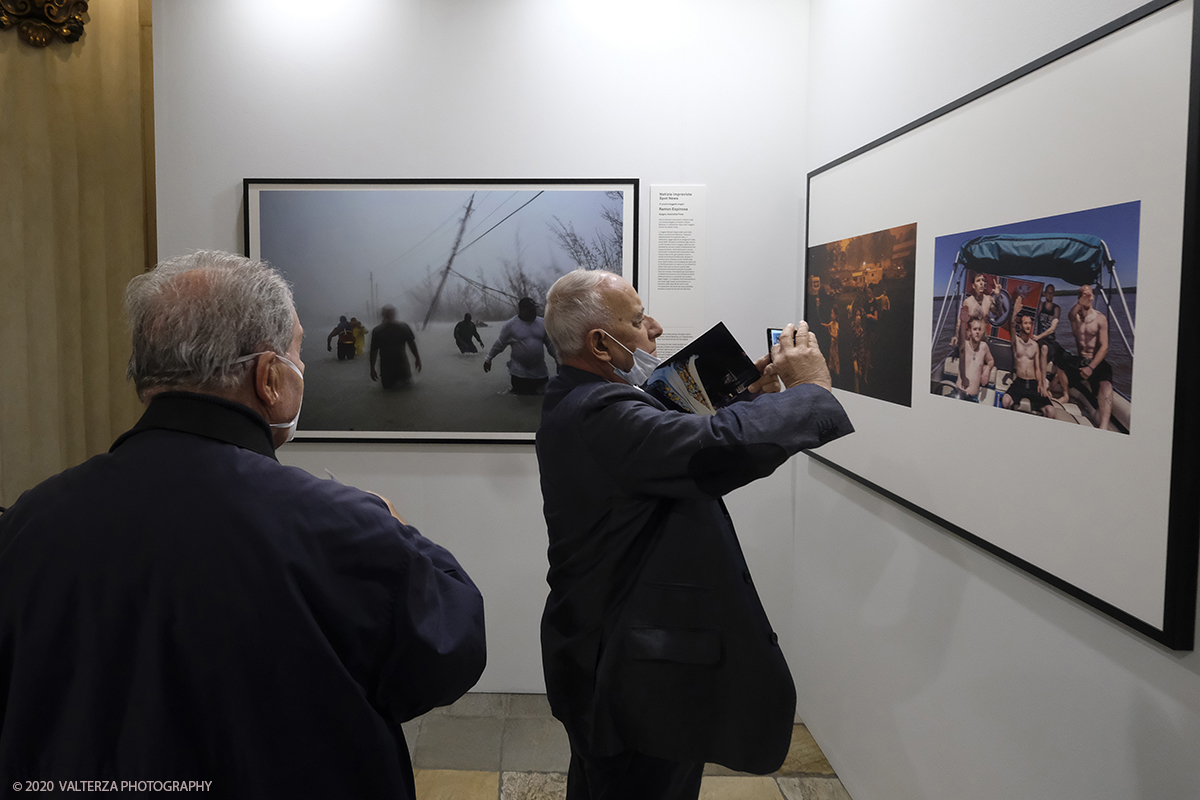 _DSF7808.jpg - 09/10/2020.Torino. Il World Press Photo a Palazzo Madama. Nella foto in visita alla mostra