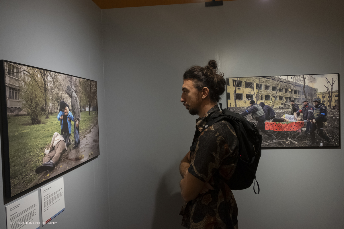 _DSF5858.jpg - 22/09/2023. Torino. Ritorna a Torino per il settimo anno consecutivo la World Press Photo Exhibition 2023  la piÃ¹ prestigiosa mostra internazionale di fotogiornalismo al mondo. Nella foto in visita alla mostra