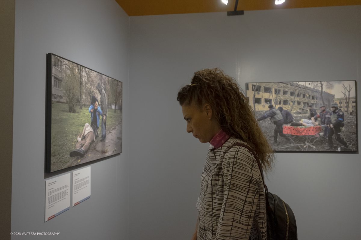 _DSF5878.jpg - 22/09/2023. Torino. Ritorna a Torino per il settimo anno consecutivo la World Press Photo Exhibition 2023  la piÃ¹ prestigiosa mostra internazionale di fotogiornalismo al mondo. Nella foto in visita alla mostra