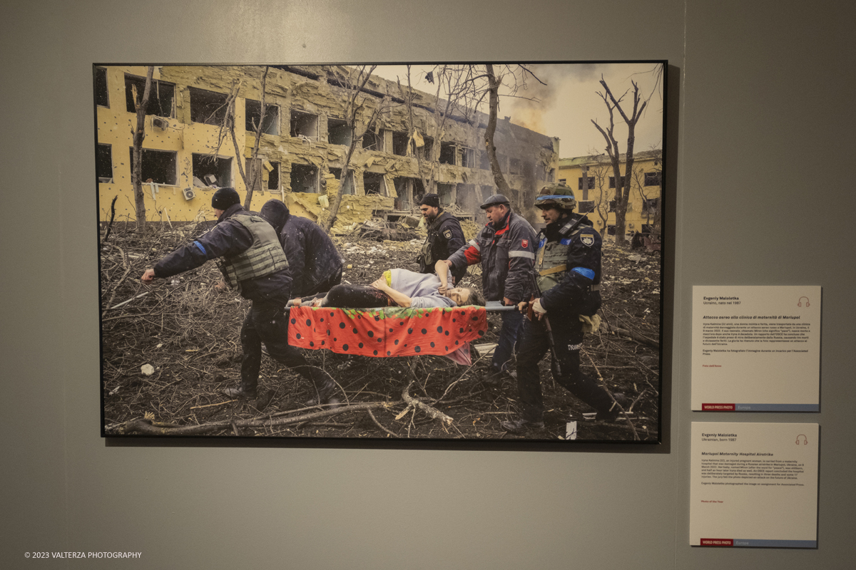 _DSF6138.jpg - 22/09/2023. Torino. Ritorna a Torino per il settimo anno consecutivo la World Press Photo Exhibition 2023  la piÃ¹ prestigiosa mostra internazionale di fotogiornalismo al mondo. Nella foto  immagine di Evgenij Maloletka dal reportage  attaccco aereo alla clinica di maternitÃ  di Mariupol