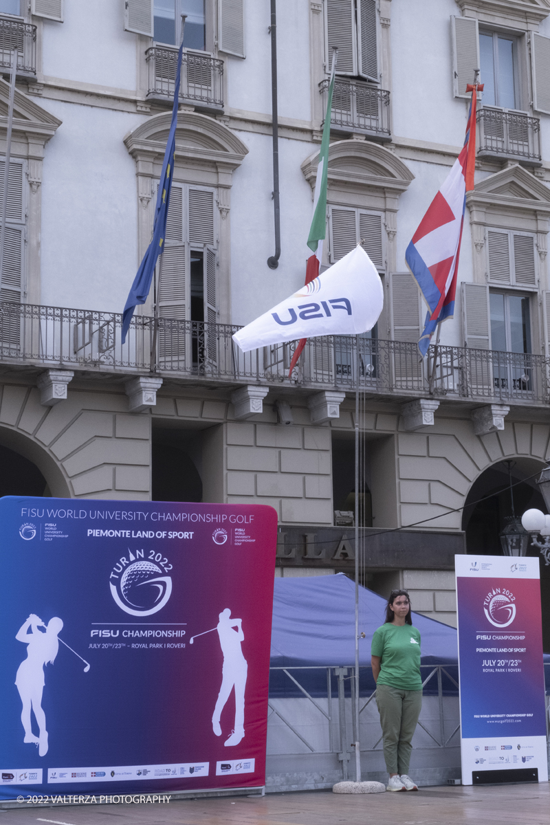 _DSF0932.jpg - 18/07/2022. Torino. Tornano i Mondiali universitari di golf: lâ€™evento 2022, giunto alla 18esima edizione, si terrÃ  dal 20 al 23 luglio al Royal Park I Roveri. In gara 19 Federazioni e 138 tra atleti e officials. Nella foto l'alzabandiera della FISU