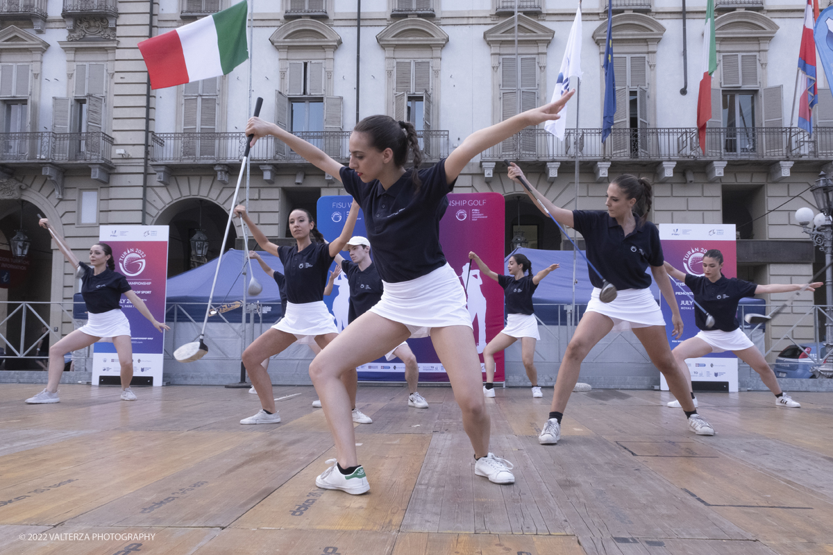 _DSF0968.jpg - 18/07/2022. Torino. Tornano i Mondiali universitari di golf: lâ€™evento 2022, giunto alla 18esima edizione, si terrÃ  dal 20 al 23 luglio al Royal Park I Roveri. In gara 19 Federazioni e 138 tra atleti e officials. Nella foto il corpo di ballo della FISU si esibisce alla fine della cerimonia di apertura