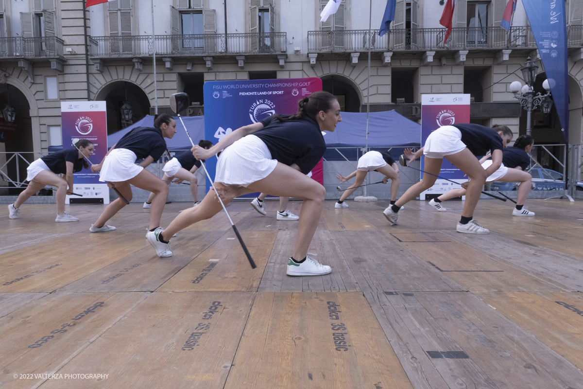 _DSF0978.jpg - 18/07/2022. Torino. Tornano i Mondiali universitari di golf: lâ€™evento 2022, giunto alla 18esima edizione, si terrÃ  dal 20 al 23 luglio al Royal Park I Roveri. In gara 19 Federazioni e 138 tra atleti e officials. Nella foto il corpo di ballo della FISU si esibisce alla fine della cerimonia di apertura