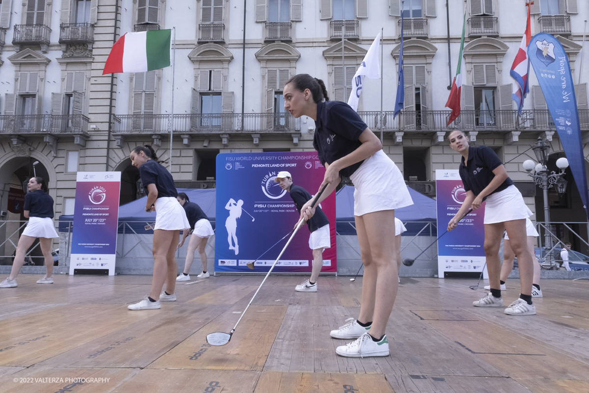 _DSF0999.jpg - 18/07/2022. Torino. Tornano i Mondiali universitari di golf: lâ€™evento 2022, giunto alla 18esima edizione, si terrÃ  dal 20 al 23 luglio al Royal Park I Roveri. In gara 19 Federazioni e 138 tra atleti e officials. Nella foto il corpo di ballo della FISU si esibisce alla fine della cerimonia di apertura