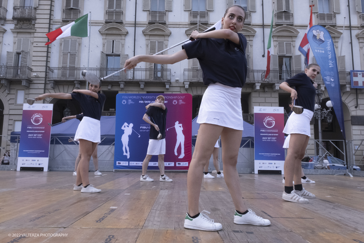 _DSF1008.jpg - 18/07/2022. Torino. Tornano i Mondiali universitari di golf: lâ€™evento 2022, giunto alla 18esima edizione, si terrÃ  dal 20 al 23 luglio al Royal Park I Roveri. In gara 19 Federazioni e 138 tra atleti e officials. Nella foto il corpo di ballo della FISU si esibisce alla fine della cerimonia di apertura